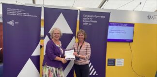 Bwrdd Iechyd Prifysgol Hywel Dda yn derbyn gwobr yn yr Eisteddfod Aber Uni Award min 1