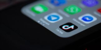 The TikTok ‘finfluencers’ teaching Gen Z how to invest solen feyissa XfnfMlNpWDo unsplash min