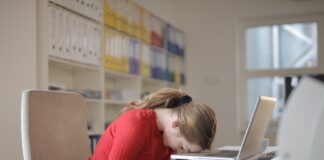 Sleep expert reveals the 5 signs you’re not getting enough sleep pexels andrea piacquadio 3791136 min