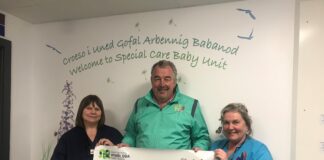 Clwb rygbi yn codi £500 ar gyfer Uned Gofal Arbennig Babanod Sir Gaerfyrddin Paul Kirk Whitland RFC SCBU scaled