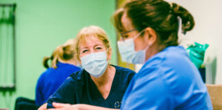 Mae dyddiad cau rhaglen brechlyn atgyfnerthu’r gwanwyn yn nesáu 834495c498362474 org min scaled