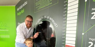 Pledge your commitment to decarbonise our county Cyng. Aled Vaughan Owen a Harri yn arwyddo y Wal Addunedau Cllr. Aled Vaughan Owen and Harri sign the Pledge Wall