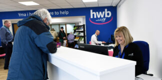 Cabinet yn cymeradwyo Cynllun Trechu Tlodi HWB Yma i helpu HWB Here to help scaled