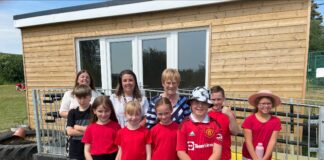 Joyce pops by Ysgol Tycroes flora a chat Image min 1