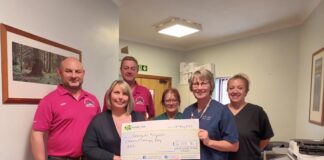 Côr meibion yn helpu i godi dros £4,000 ar gyfer uned ddydd cemotherap Jayne Phillips cheque presentation min scaled