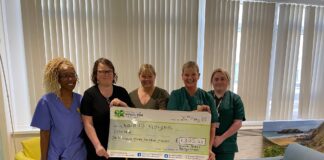 Noson bingo yn codi £1,300 i Ysbyty Llwynhelyg Joanne Scott cheque presentation 1