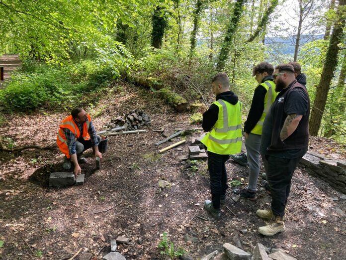 Thom Alun Kinghorn Evans from the SPAB demonstrates traditional techniques to Neath College students min Thom Alun Kinghorn Evans from the SPAB demonstrates traditional techniques to Neath College students min