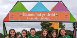 Mae Merched Tref Aberystwyth wedi cyrraedd rownd wyth olaf y cwpan parti cerdd dant parti adran aberystwyth