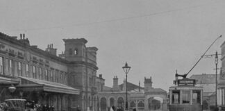 Cofio un o beirianwyr gorau’r rheilffyrdd fel rhan o’r dathliadau i nodi 175 mlynedd ers agor gorsaf Caer. Chester Railway Station c.1900 min