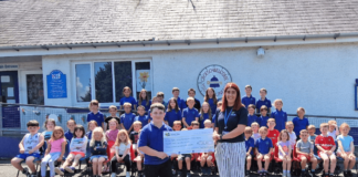 Ysgol Gynradd Felinfach yn codi dros £700 ar gyfer Uned cemo Bronglais Felinfach cheque presentation min e1690718478164