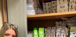 Mae elusen GIG yn ariannu pethau ymolch ar gyfer cleifion mewnol ar draws Bwrdd Iechyd Prifysgol Hywel Dda Honey Owens with patient items scaled