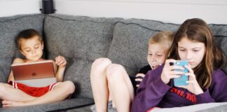 Over half of working parents rely on TV and YouTube to keep their kids entertained during school holidays pexels jessica lewis creative 4200824 min