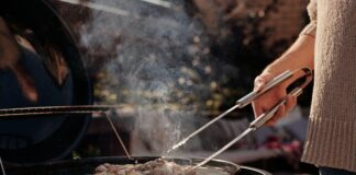 Keep bugs away from the BBQ with water and pennies 99f0ad2e e0a3 4070 b959 46455a51b703