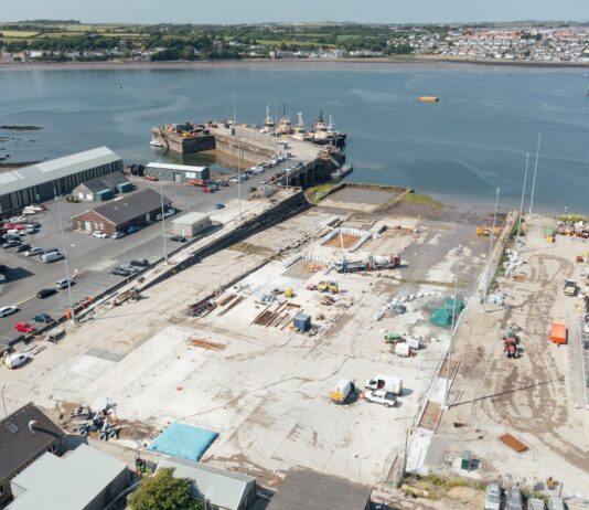Gwaith ailddatblygu ym Mhorth Penfro yn paratoi’r ffordd ar gyfer dyfodol carbon isel An extended slipway has been constructed at Pembroke Port as part of the Pembroke Dock Marine project ideal for accommodating launches of vessels and devices and supporting the renewables in min scaled