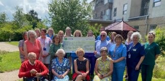 Cyfeillion Gofal Iechyd Crymych yn rhoi dros £4000 Friends of Crymych