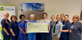 Teulu yn codi dros £2,000 i Ysbyty Llwynhelyg Seren C cheque presentation