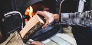 IGNITE OPTIMAL BURNING AND AVOID THESE COMMON MISTAKES Wood Loading Logs to Fire min