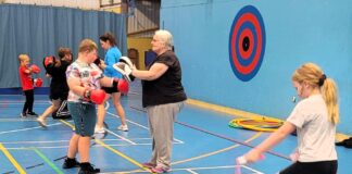 Mae Coleg Cambria yn uno cymunedau trwy chwaraeon ac ymarfer corff. FamilyFitness2