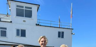 Naid am Nawdd yn codi £2,000 i Ysbyty De Sir Benfro Sunderland Ward Skydive min