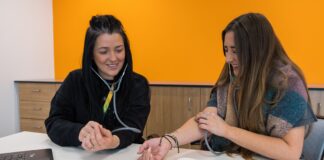 BYDD RHAGLEN IECHYD A GOFAL CYMDEITHASOL UCHELGEISIOL yn creu llwybr hwylus i ddyrchafiad a dilyniant i’r rhai sy’n gweithio yn y sector. healthsocialcare2 scaled