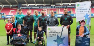 Y Scarlets ac Elusen GIG leol yn cyhoeddi partneriaeth barhaus Cronfa Ddymuniadau AAAAAAAAAAAA