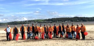 Peirianwyr Openreach yn glanhau traethau Cymru Beach 1