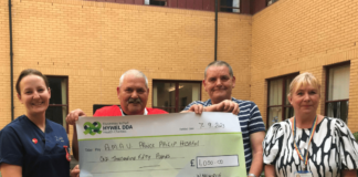 Codwyd dros £1,000 ar gyfer Uned Asesu Meddygol Acíwt Glangwili Mrs. Olwen Owen cheque presentation min