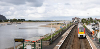 Dros hanner miliwn o bobl yn teithio ar y trên i lan y môr TfW 197 Conwy Valley Line Deganwy 12