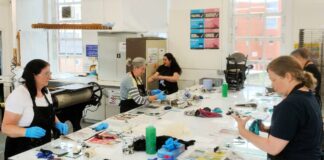 Mae Coleg Cambria yn darparu amgylchedd cynnes, croesawgar i bobl o bob oed. cambriaprint