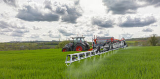 KUHN focusses on application accuracy and increased work rates METRIS 4102 WORK GROUND FENDT 4 1 @300 scaled