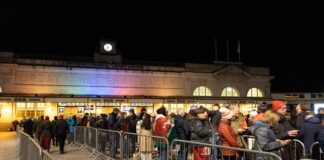 Cymru yn erbyn y Barbariaid: cwmni Great Western Railway yn atgoffa cefnogwyr y bydd angen iddynt sefyll mewn ciw i fynd ar y trên yn ddiogel SWNS GWR RUGBY 39 min scaled