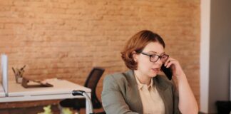 Y Gweinidog Iechyd yn diolch i feddygon teulu am helpu i daclo’r dagfa 8am Woman giving advice on phone scaled