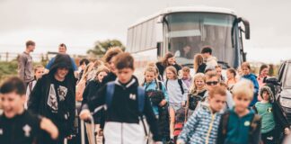 Urdd Gobaith Cymru werth bron £45 miliwn i economi Cymru yn 2022-23 Ymwelwyr Gwersyll Llangrannog visitors scaled