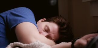 ‘Tis the Season for Stress: Sleep Psychologist Shares the Impact on Slumber 🎄😴 shane hfvFunLkFgg unsplash