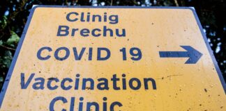 Diogelu eich hun gyda brechlyn COVID-19 wrth i sesiynau galw heibio ddechrau ar draws BIP Hywel Dda sign
