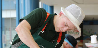 Heriodd cigyddion o Gymru i brofi eu bod yn doriad uwchben y gweddill! Adam seaming pork