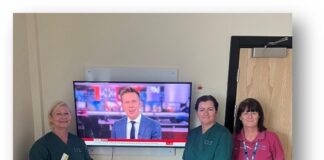 Elusen y GIG yn prynu teledu ar gyfer ward strôc ac adsefydlu Ysbyty Tywysog Phillip image002 1