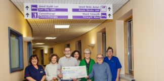 Aduniad ysgol yn codi £900 i Uned Cemo Bronglais Dinas Secondary Modern 50th Anniversary Reunion