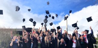 “Mae Coleg Cambria wedi rhoi sgiliau gweithio fel tîm, bod yn drefnus a gwytnwch i ni. Mae bob sgil rydych chi wedi’i dysgu yn ystod eich amser chi yma yn hollol amhrisiadwy – cofiwch eu rhoi nhw ar waith yn eich gyrfa a’ch bywyd personol yn y dyfodol.” GradCUC1 scaled