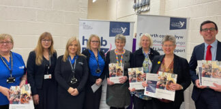 ‘Bydd Siarter Budd-daliadau Cymru yn ei gwneud yn haws i bobl hawlio’r hyn y mae ganddyn nhw’r hawl i’w gael’, meddai’r Gweinidog Minister for Social Justice Jane Hutt at Llanelli Customer Service Hwb cropped scaled