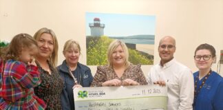 Teulu yn codi dros £1,000 i Ysbyty Tywysog Philip Sue Cleaver cheque presentation