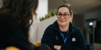 Biliau Dŵr Cymru i ddisgyn o fis Ebrill ymlaen ac mae cymorth ar gael i gwsmeriaid sy’n cael trafferth tynnu dau ben llinyn ynghyd Tuesday cropped min scaled