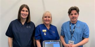 Rhoddion elusennol yn ariannu sganiwr llygaid newydd ar gyfer Ysbyty Glangwili Ultrasound Imaging System