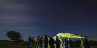 Yr Urdd yn partneru gyda WWF Cymru er budd yr amgylchedd 1. Cromlech Pentre Ifan gydar nos Pentre Ifan Burial Chamber at night