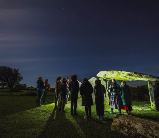 Yr Urdd yn partneru gyda WWF Cymru er budd yr amgylchedd 1. Cromlech Pentre Ifan gydar nos Pentre Ifan Burial Chamber at night