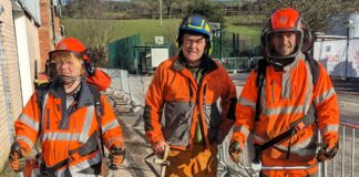 Mae myfyrwyr Coleg Cambria wedi cael swyddi newydd ar ôl cwblhau rhaglen glodfawr mewn coedwigaeth. Llysfasi training