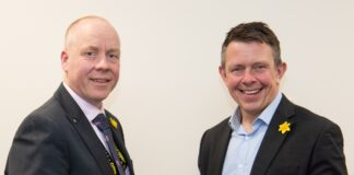 Prif Wirfoddolwr St John Ambulance Cymru yn derbyn cydnabyddiaeth gan y Gymdeithas Ddyngarol Frenhinol ar ôl iddo achub bywyd ei gydweithiwr SJACRichardPaskell 1 scaled