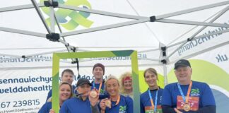 Staff Tywysog Philip yn cwblhau 10k Llanelli i godi arian ar gyfer gardd newydd Team Bryngolau min