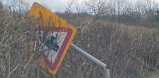 Illegal removal of road signs ‘dangerous and irresponsible’ arwydd ffordd wedi torri vandalised road sign
