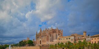Experience a year-round cultural extravaganza in Mallorca: food, exhibitions, festivals and much more cathedral 3763071 1280